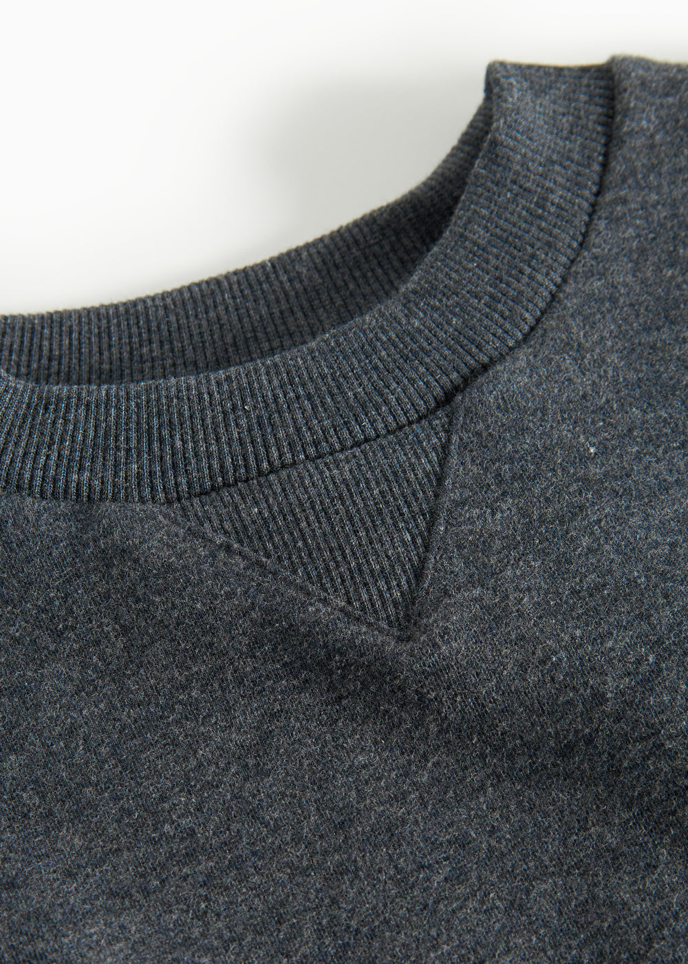 Mørk grå meleret sweater med ribkant ved rund hals