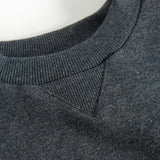 Mørk grå meleret sweater med ribkant ved rund hals