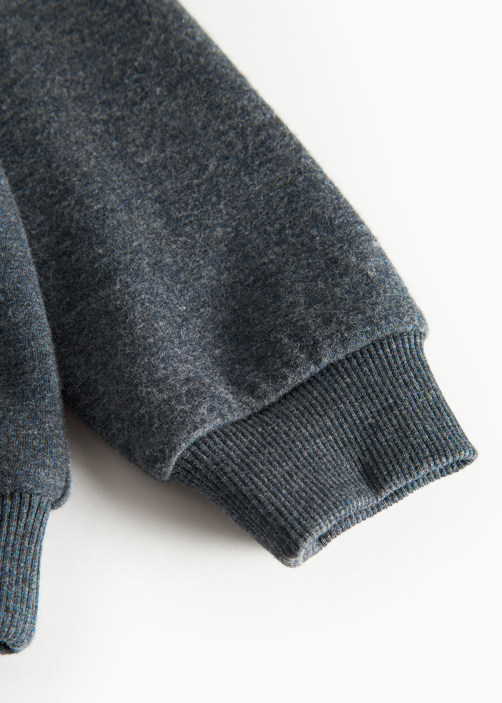 Mørk grå meleret sweater-ærme med ribkant ved håndled
