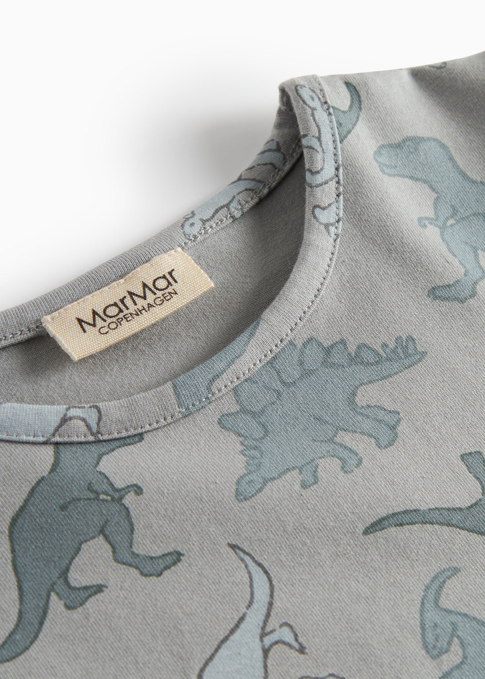 Langærmet t-shirt-hals med mærke i nakken og detaljeret dino-mønster.