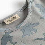 Langærmet t-shirt-hals med mærke i nakken og detaljeret dino-mønster.