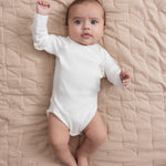 Baby quilt tæppe i beige med quiltmønster og synlig kant langs kanterne