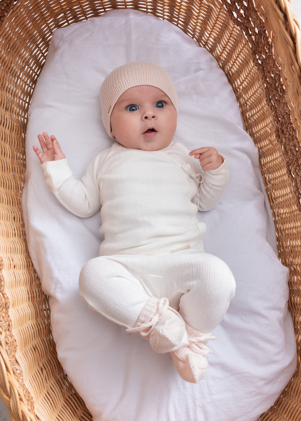 Strikkede lyserøde futter på baby med ribkant og bindesnor