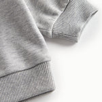 Nærbillede af ærmekant på grå sweatshirt til børn