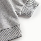 Nærbillede af ærmekant på grå sweatshirt til børn