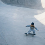 Børn skateboarding i en skatepark