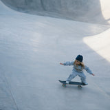 Børn skateboarding i en skatepark