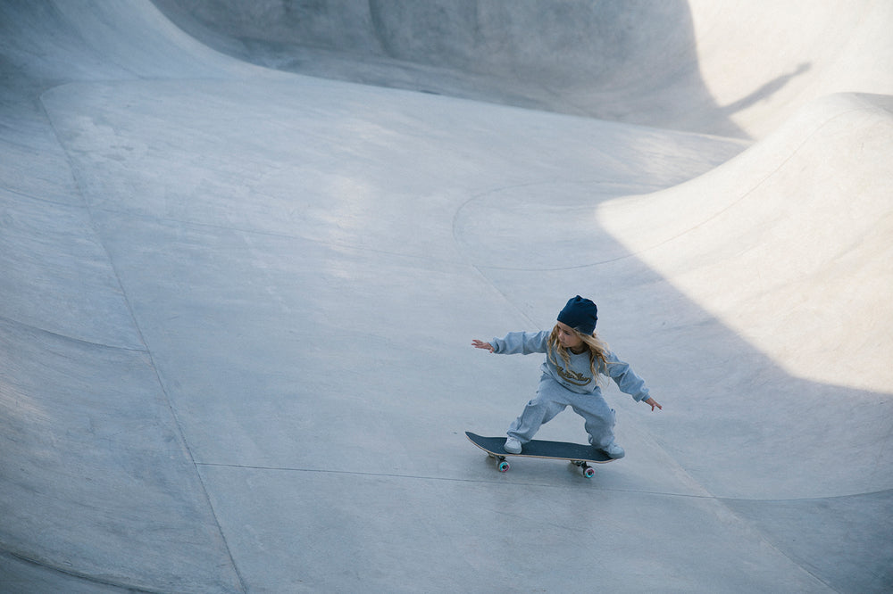 Børn skateboarding i en skatepark