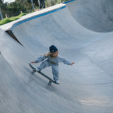 Børn skateboarding i en skatepark