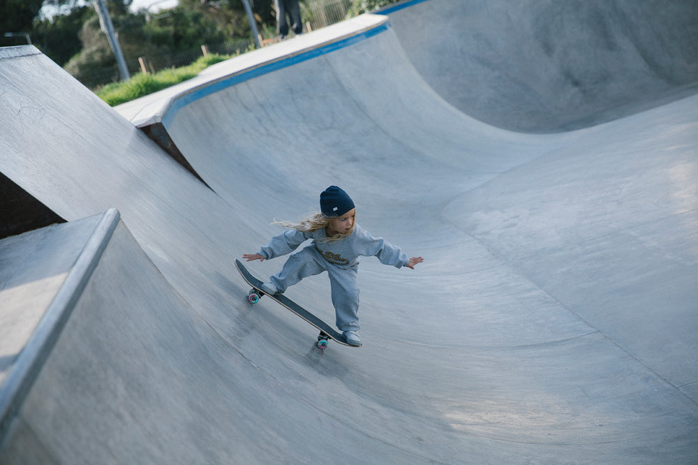 Børn skateboarding i en skatepark