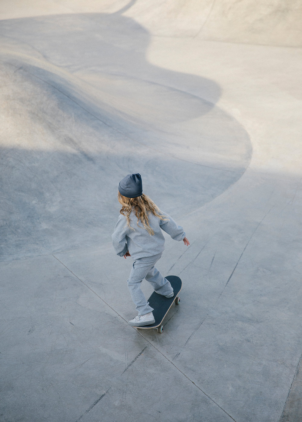 Børn skateboarding i en skatepark