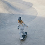 Børn skateboarding i en skatepark