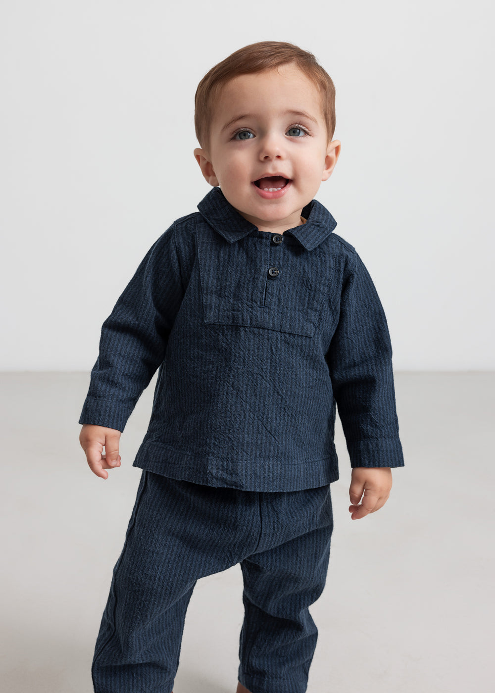 Mørkeblå stribet bluse til baby med krave og knapper, lange ærmer.