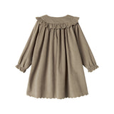 Beige babyfløjlskjole med lange ærmer, flæser og bølgekant til børn