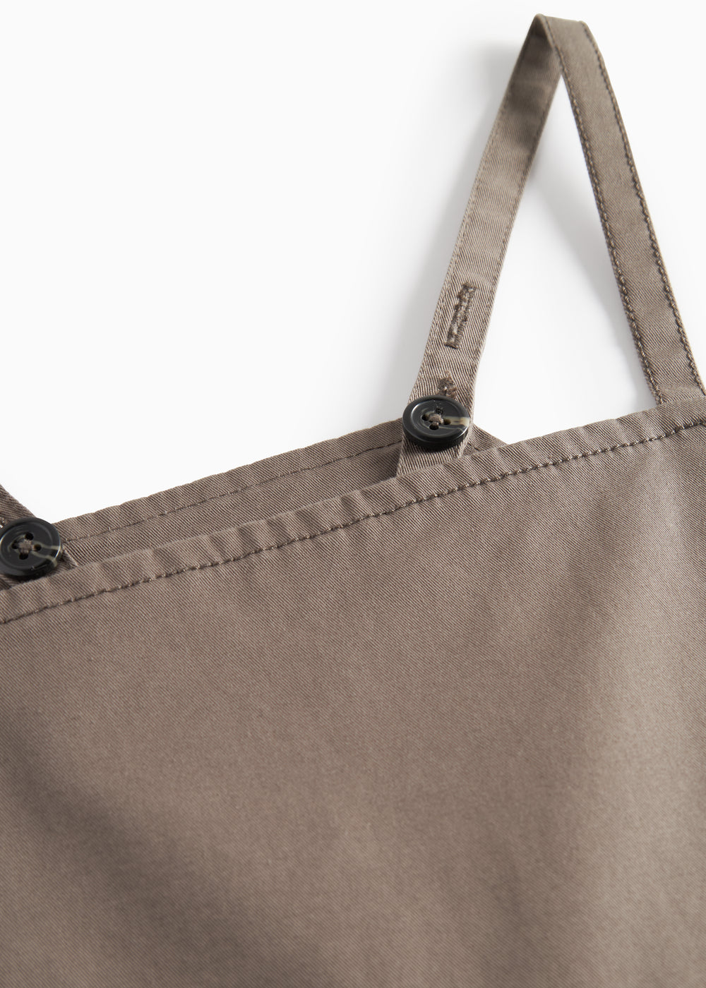 Detaljebillede af strop på kaki bukser