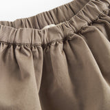 Detaljebillede af lomme på kaki nederdel