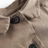 Detaljebillede af knapper på kaki chino frakke