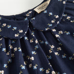 Mørkeblå blomstermønstret bluse til baby med lange ærmer og krave
