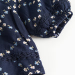 Mørkeblå blomstermønstret bluse til baby med lange ærmer og broderier
