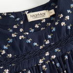 Mørkeblå bluse til børn med blomstermønster og lange ærmer
