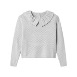 Grå strikbluse til børn med flæsekrave og hulmønster set forfra