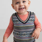 Baby med mønstret strikvest over stribet bluse