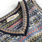 Strikket babyvest med farverigt mønster og V-hals