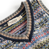 Strikket babyvest med farverigt mønster og V-hals