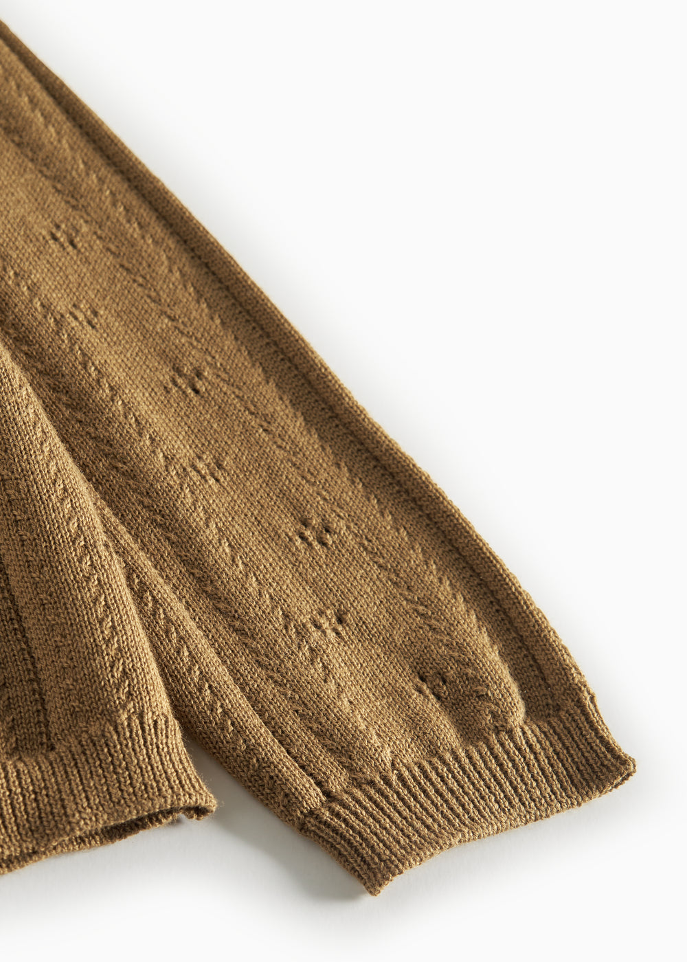 Detaljer af mønster og ribkant på brun strikket cardigan til børn