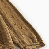 Detaljer af mønster og ribkant på brun strikket cardigan til børn