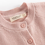 Nærbillede af knapper og halskant på lyserød strikket baby cardigan.