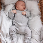 Baby solgt i blødt, gråt strikket babyoutfit