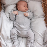 Baby solgt i blødt, gråt strikket babyoutfit