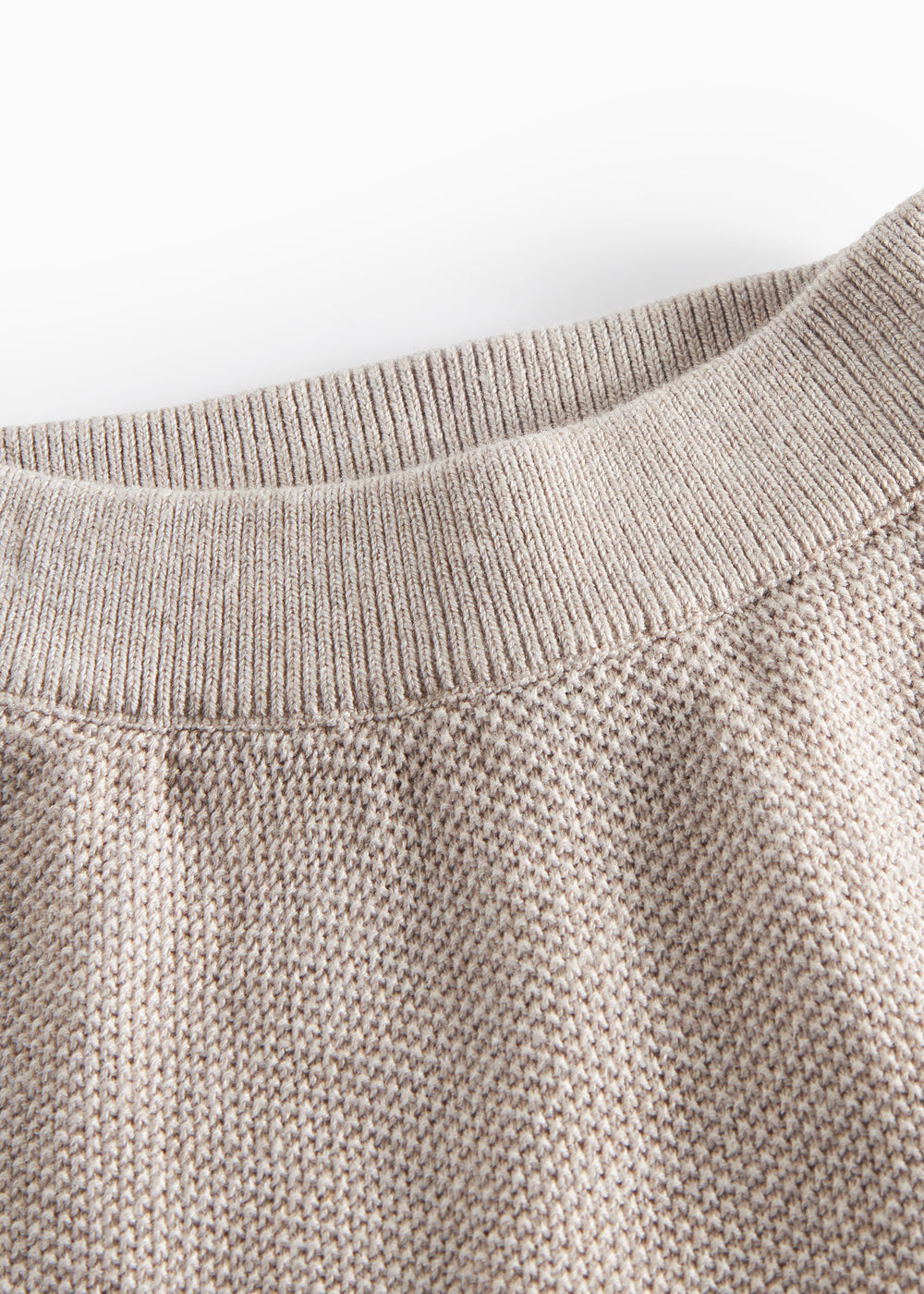 Nærbillede af beige strikket babybukser