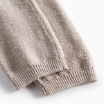 Nærbillede af beige strikket babybukser