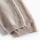 Nærbillede af beige strikket babybukser