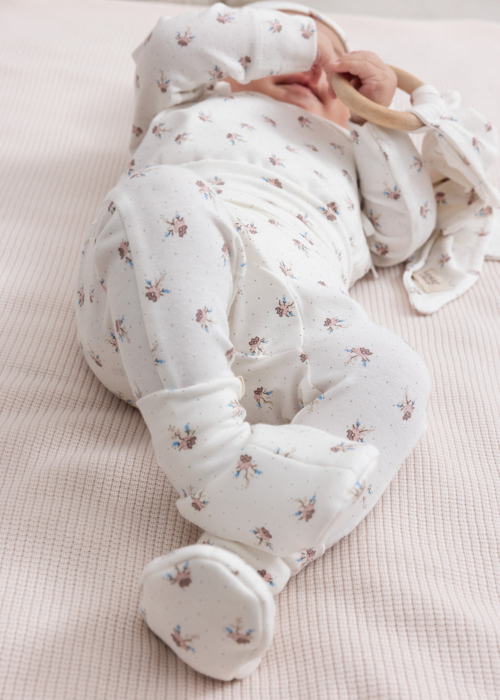 Baby iført holdragt med matchende bidering