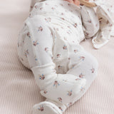 Baby iført holdragt med matchende bidering