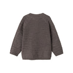 Strikket cardigan i mørk brun set bagfra med ribkant og knapdetaljer