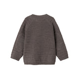 Strikket cardigan i mørk brun set bagfra med ribkant og knapdetaljer