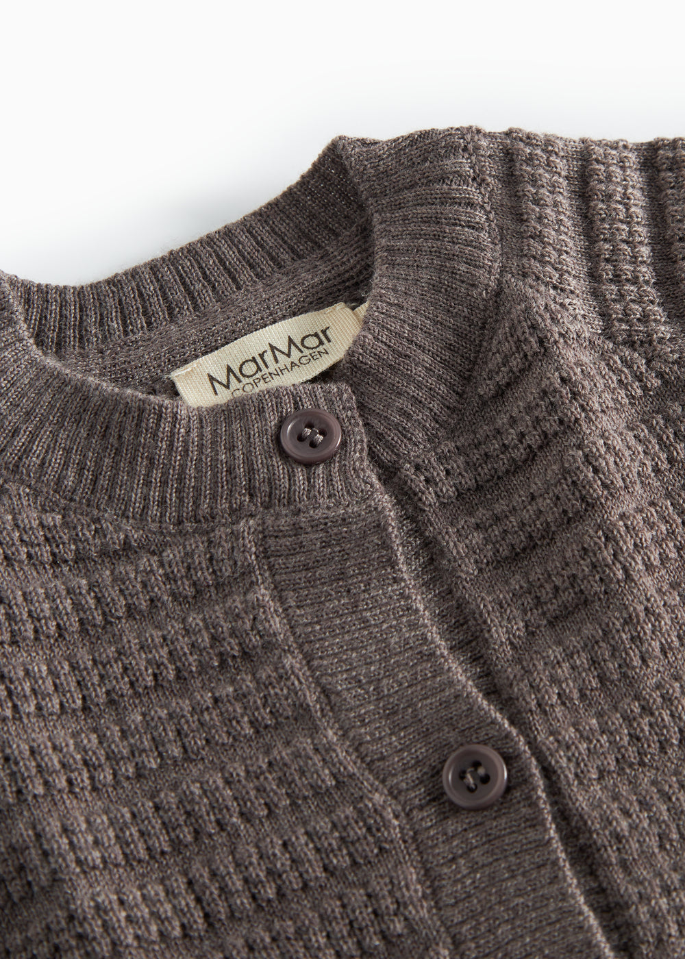 Strikket cardigan-hals i mørk brun med rundt kravebånd og to synlige knapper