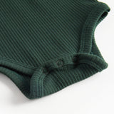 Grøn ribbet baby bodystocking med lange ærmer og flæsekrave