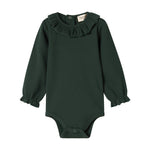 Grøn ribbet baby bodystocking med lange ærmer og flæsekrave