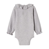 Lysegrå ribbet body med lange ærmer og flæsekrave til baby