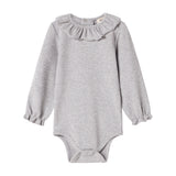 Lysegrå ribbet krop med lange ærmer og flæsekrave til baby