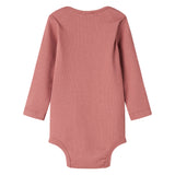 Støvet rosa ribstrikket body med lange ærmer til baby