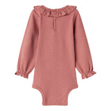 Støvet rosa ribstrikket babybody med flæsekrave og lange ærmer