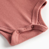 Støvet rosa ribstrikket babybody 