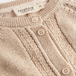 Beige cardigan med guldglimmer og fine ribdetaljer til baby