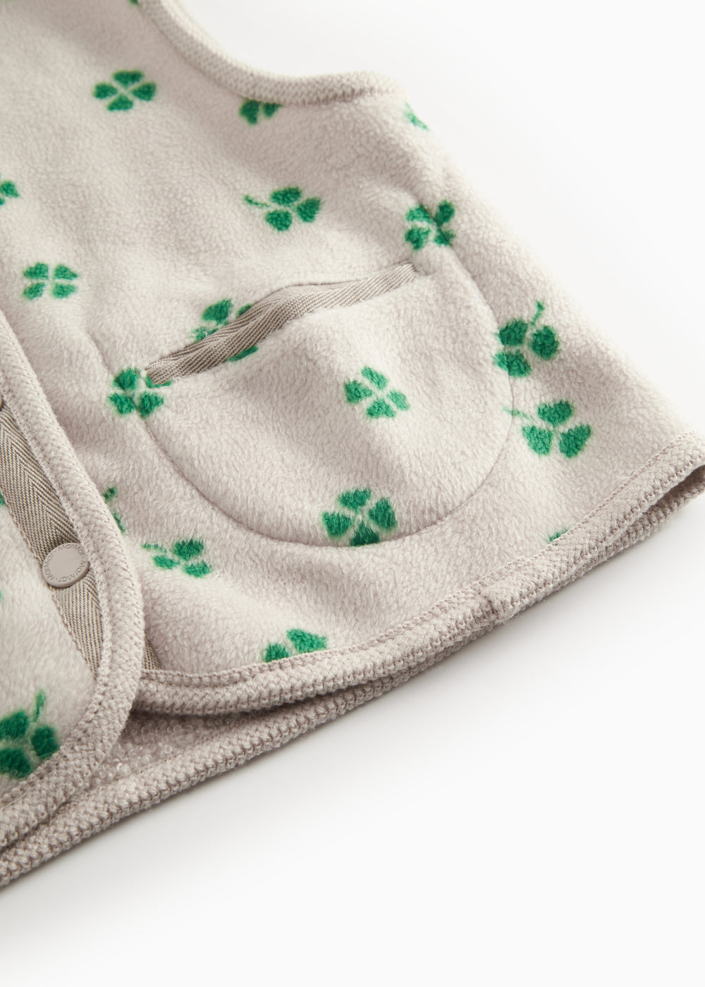 Beige vest med grønt kløverprint og knapper til baby og børn